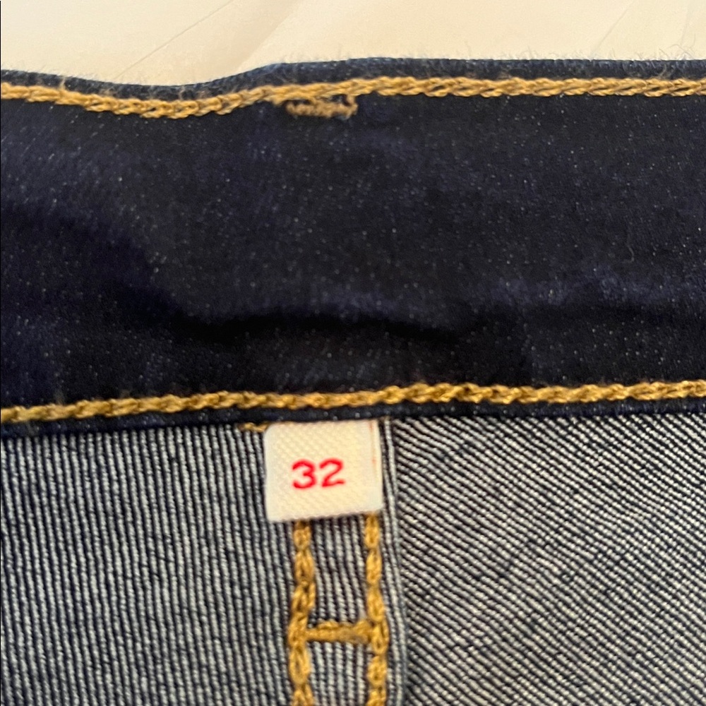 Levi’s Bermuda Denim Shorts - Picture 6 of 8